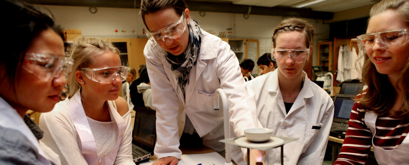 Elever på yrkesfag i en kjemitime