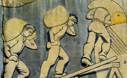 Freske med tre arbeidere som bærer sekker på ryggen
