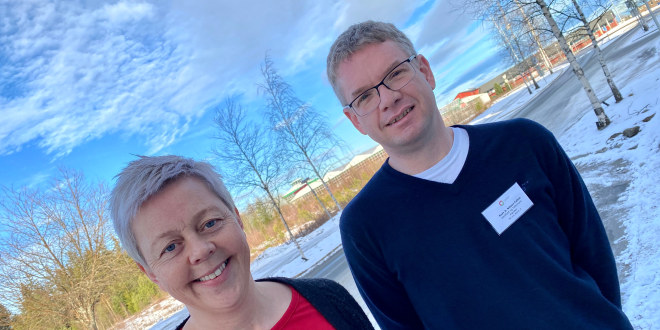 Lokallagslederne Gro Jørandrud og Kurt Faltin står ute i snøen og smiler.